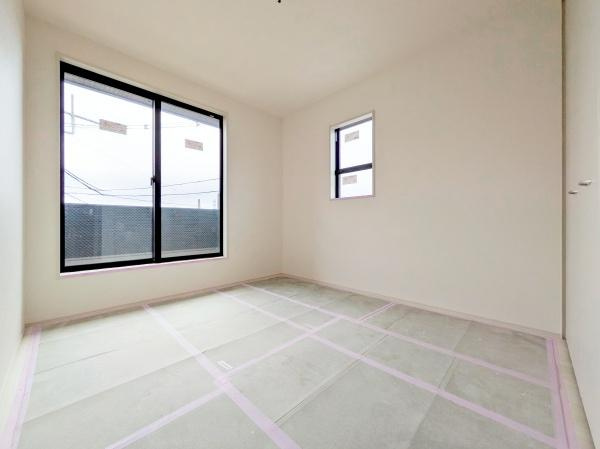 横浜市都筑区川和町の新築一戸建の洋室|窓が多く明るい洋室です！
休日はこちらでおくつろぎ下さい♪