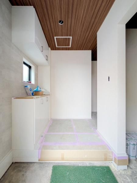 横浜市都筑区川和町の新築一戸建の玄関|収納豊富な玄関です。
この明るい玄関が気持ちよく家族を迎え入れます♪