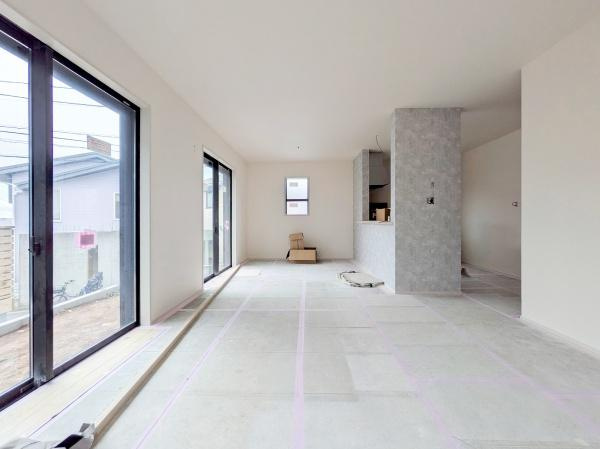 横浜市都筑区川和町の新築一戸建の居間・リビング|自慢したくなるリビング！
形も良く家具の配置にも困りません。