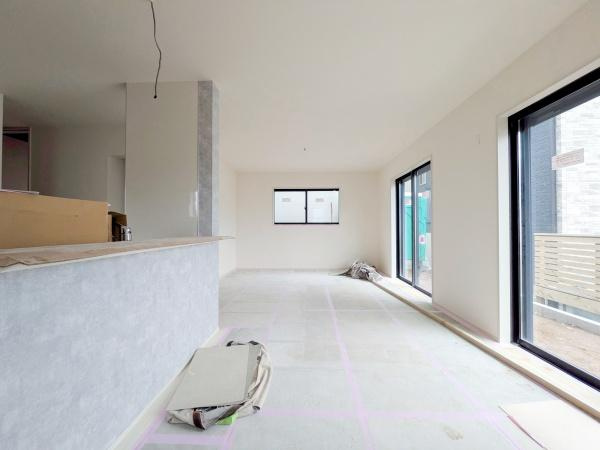 横浜市都筑区川和町の新築一戸建の居間・リビング|対面式のキッチンはお料理中でも家族とのお話も弾みます。
