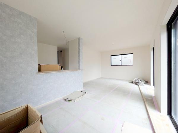 横浜市都筑区川和町の新築一戸建の居間・リビング|明るいLDK！！
陽当たり良好です。
