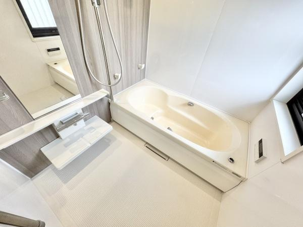 【浴室】 | 一日の疲れを癒してくれる場所なので、快適に過ごして頂く為にゆったりサイズのバスタブ。
是非半身浴をお楽しみ下さい。