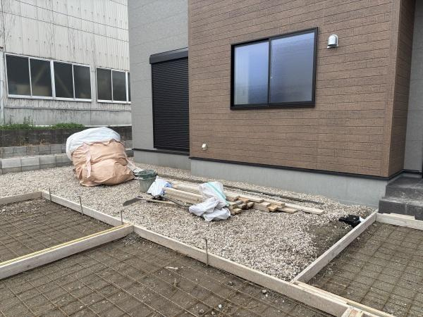 蒲郡市形原町北大明地59期　全3棟・2号棟の庭|ウッドデッキやBBQ。想像が膨らむお庭