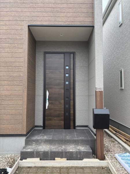 蒲郡市形原町北大明地59期　全3棟・2号棟の玄関|訪れる人を心地よく迎え入れます。