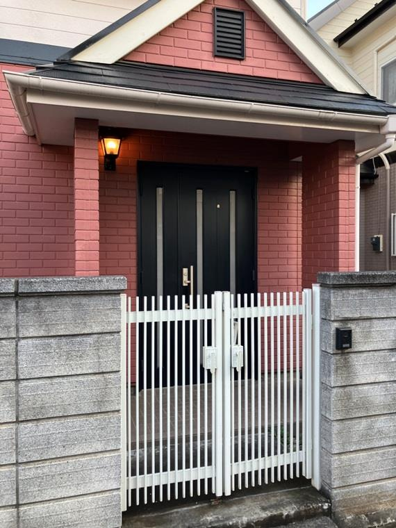 南平台戸建のエントランス