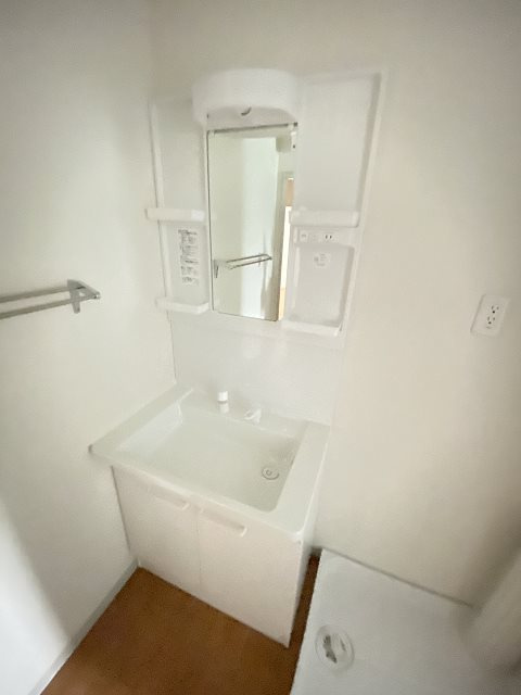 クイーンコート立花の洗面所|明るい洗面所です