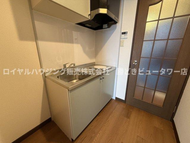 IHコンロのシステムキッチンで、洋室側・玄関側ともに扉付き。
生活感が出にくく、匂いも広がりにくい設計です。