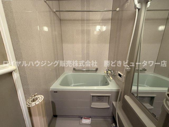 シャワー用水栓と浴槽用水栓（自動オート）が別々に設置されています。