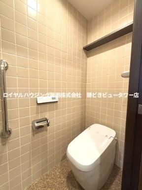 タンクレストイレ。ウォシュレット機能付です。