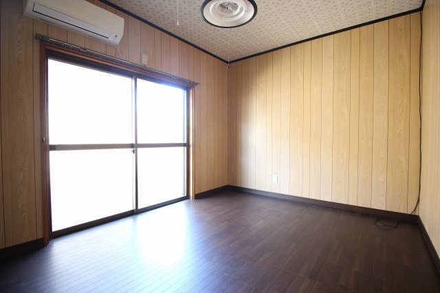 曽於市財部町南俣の一戸建ての洋室|コンパクトで使いやすい洋室です