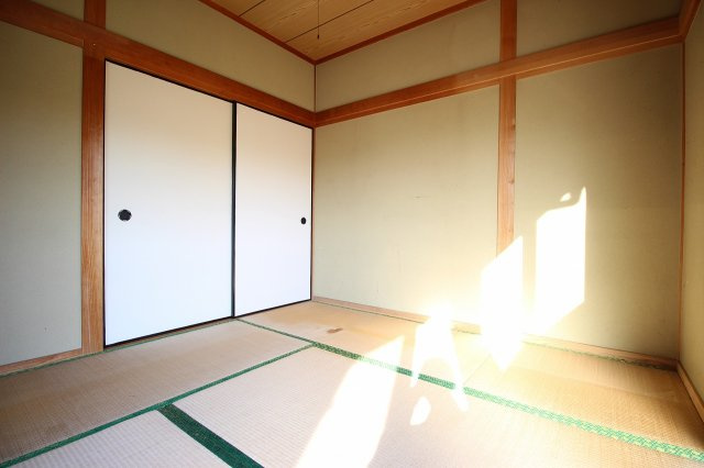曽於市財部町南俣の一戸建ての和室|明るい和室です