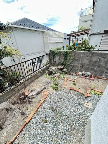 アパート　芦屋市三条町の庭
