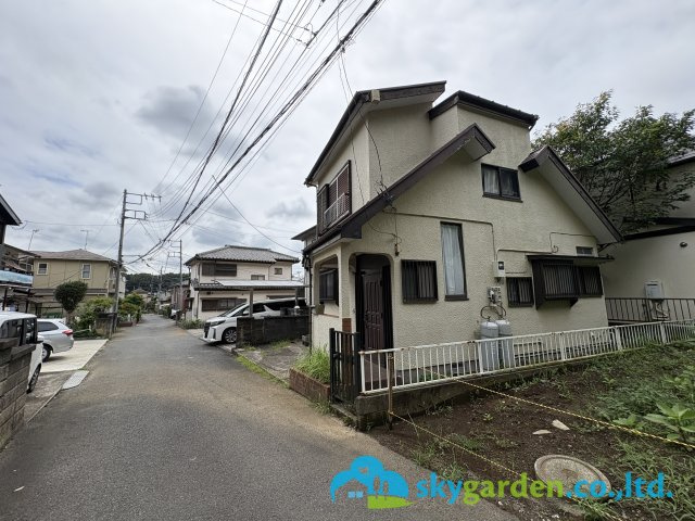 高座郡寒川町岡田8丁目　中古戸建の前面道路含む現地写真
