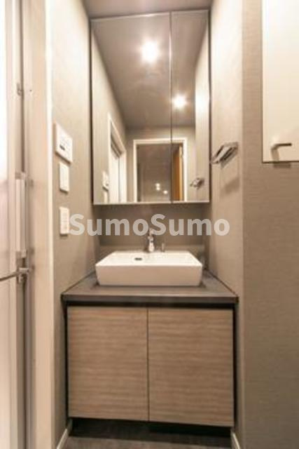 パークアクシス渋谷神山町の独立洗面台|明るい玄関です