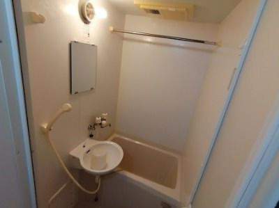 レオパレスジュノス芦屋の浴室