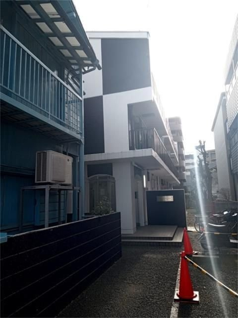 船橋市本郷町の賃貸マンションのエントランス