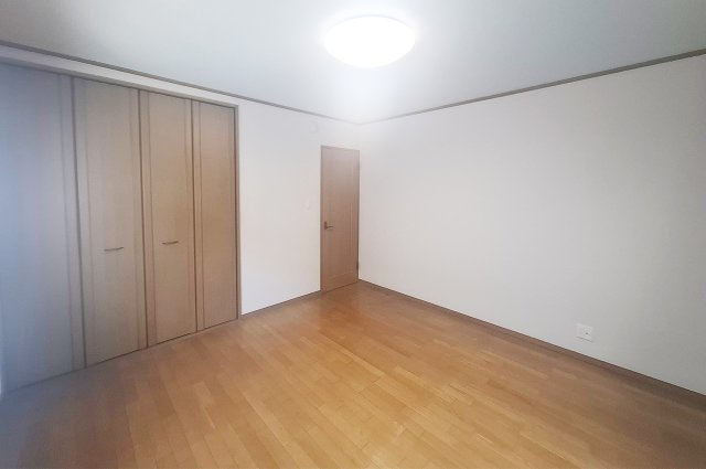 堺市中区新家町の寝室|洋室1：約8帖の広々とした洋室は主寝室としてもおすすめです。クローゼット付き。