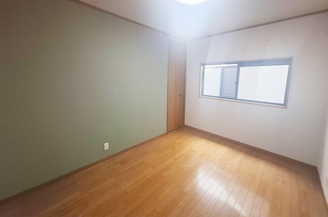 堺市中区新家町の子供部屋|洋室2：クロスを貼替えるなどリフォーム済み。アクセントクロスも一新しています。