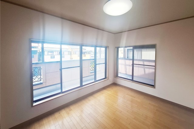 堺市中区新家町の洋室|洋室3：クロスを貼替えるなどリフォーム済み。バルコニーへの出入りが可能な開放感あるお部屋です。
