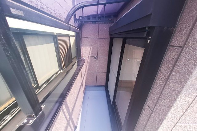 堺市中区新家町のバルコニー|バルコニー：洋室3に面したテラス屋根付きのバルコニー。