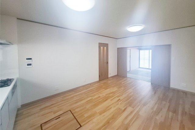 堺市中区新家町の居間・リビング|LDK：隣接する和室の扉を開ければ一体利用も可能です。