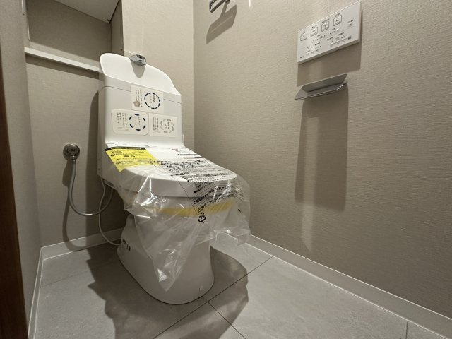 ザ・ピースプレイス横浜のトイレ|温水洗浄便座のトイレ設備、便利な背面収納付きです。
