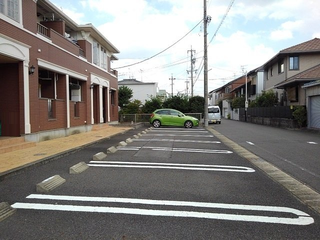 ウィスタリアの駐車場