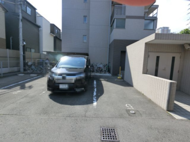 クレール和泉の駐車場