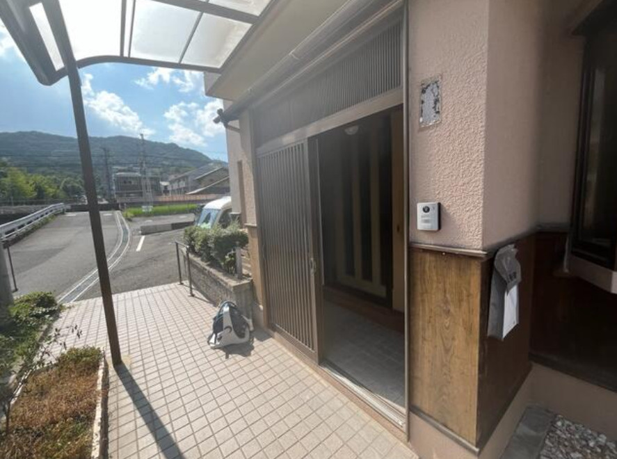 大津市皇子が丘２丁目の店舗事務所の玄関