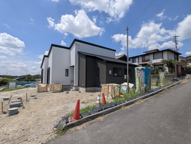 瀬戸市品野町7期1棟の前面道路含む現地写真