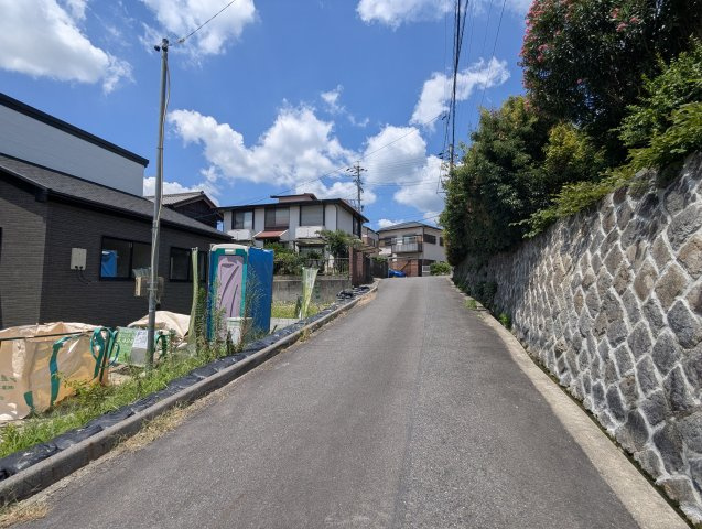 瀬戸市品野町7期1棟の前面道路含む現地写真
