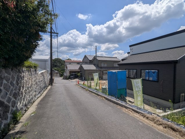瀬戸市品野町7期1棟の前面道路含む現地写真