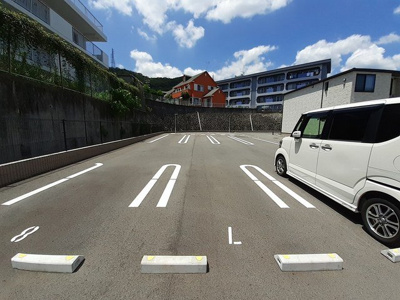 【駐車場】 | ヴィラ　ドゥ　グレーヌ梅ケ谷Ｄ | 駐車場に車を止められます