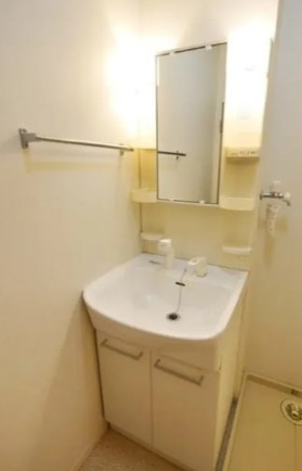 草加市住吉２丁目の賃貸マンションの独立洗面台|※別部屋参考写真