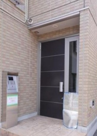 草加市住吉２丁目の賃貸マンションのエントランス