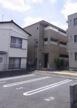 草加市住吉２丁目の賃貸マンションの駐車場