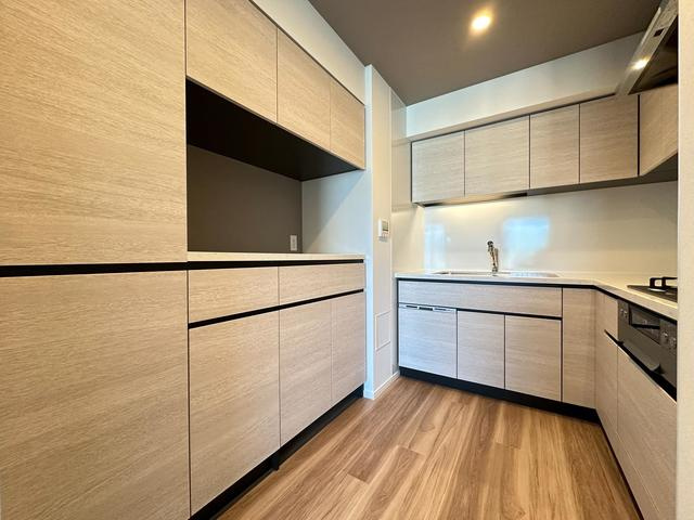 ＨＡＲＵＭＩ　ＦＬＡＧ　ＳＵＮ　ＶＩＬＬＡＧＥ　Ｄ棟のキッチン|※写真は同タイプ住戸です。