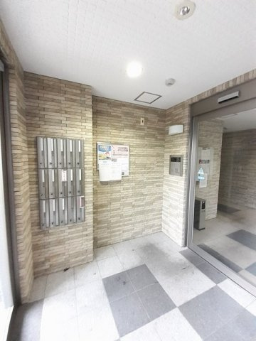 【エントランス】 | リョーアイ | 清潔なエントランスです