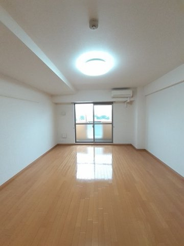 【居間・リビング】 | リョーアイ | 明るい室内です
