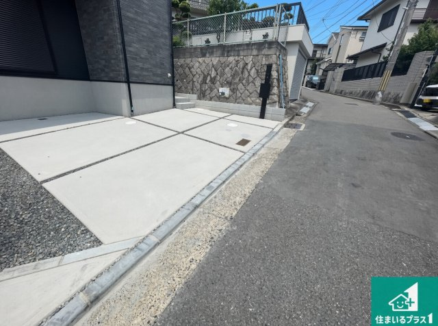 高槻市真上町　第1期　新築一戸建ての前面道路含む現地写真|周辺は閑静な住宅街！前面道路広々で車の出し入れも便利です。駐車が苦手な方でも安心して車庫入れできます！