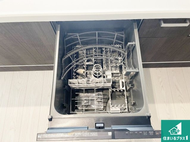 高槻市真上町　第1期　新築一戸建ての設備|食事後の一仕事、食器洗いをボタン一つでお任せできちゃいます！場所を取らないビルトイン式なので、お料理スペースもしっかり確保！