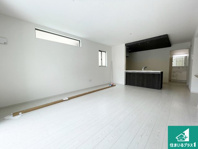高槻市真上町　第1期　新築一戸建ての居間・リビング|シンプルなリビングは、観葉植物等のインテリアを楽しめますね！パパ好みにも、ママ好みにも家具次第で雰囲気を変えることができます！