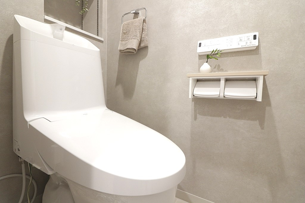 パレ・シェール武庫之荘のトイレ|おしゃれな雰囲気に仕上がった新調済みのトイレです。清潔感のある快適な空間で、毎日の暮らしを気持ちよくお過ごしいただけます。