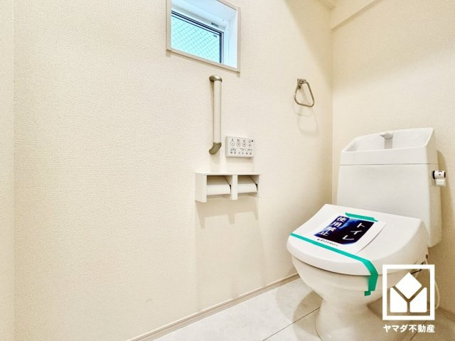 尼崎市神田中通８丁目１期のトイレ|トイレはジャニス工業のBMシリーズを採用。1階・2階の2か所に設置されているので、朝の忙しい時間帯も混雑を避けやすい間取りです。温水洗浄便座付きで、季節を問わずいつでも温かい便座をお使いいただけます。