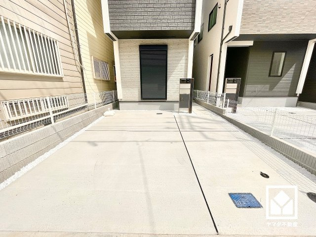 尼崎市神田中通８丁目１期の駐車場|駐車スペースを並列2台分確保（うち1台軽自動車）。重い荷物や雨の日の移動もスムーズで、快適なカーライフを実現。来客時にも便利です。