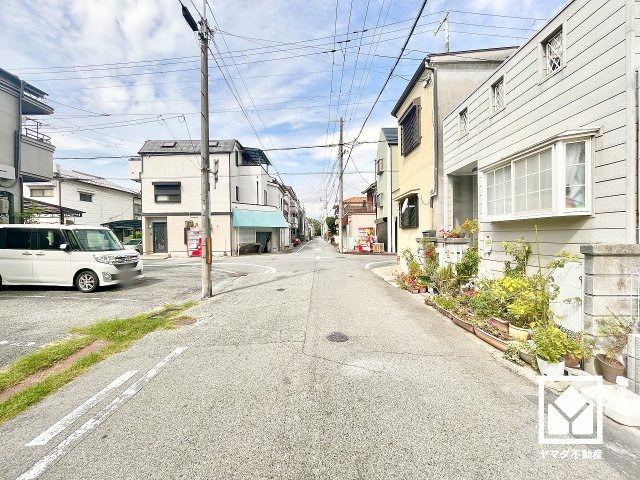 尼崎市神田中通８丁目１期の前面道路含む現地写真|前面道路幅員約5.7mとゆったりとした広さがあるのでファミリーカー等の車の出入りもしやすい立地です。