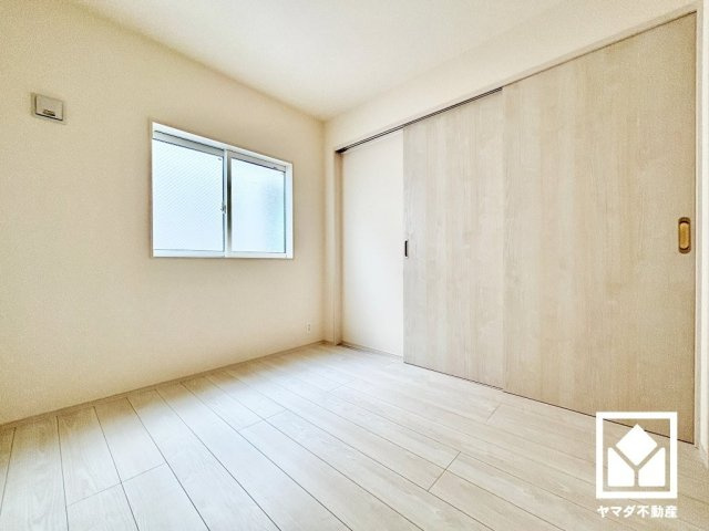 尼崎市神田中通８丁目１期の洋室|約4.5帖の3階洋室です。約5帖の3階南側洋室とは可動間仕切りでつながっており、可動間仕切りを閉じることで、それぞれ独立した居室としてお使いいただけます。