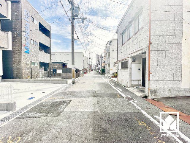 尼崎市神田中通８丁目１期の前面道路含む現地写真|3段階中最も高いレベルの耐震等級3を取得した、災害復興拠点に求められる水準の耐震性を備えた住宅。繰り返す揺れに配慮されたアルミ製制震ブレースも搭載しており、住宅の耐震性能を維持しながら居住性を高めます