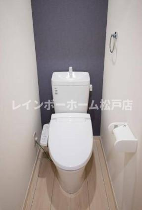 メゾンコリーヌ八柱のトイレ|ゆったりとした空間のトイレです