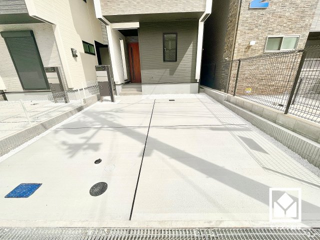 尼崎市神田中通８丁目１期の駐車場|駐車スペースを並列2台分確保（うち1台軽自動車）。重い荷物や雨の日の移動もスムーズで、快適なカーライフを実現。来客時にも便利です。